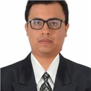 Profesor de inglés imparte clases a niños y jovenes